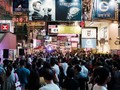Du khách trên đường phố ở quận Mong Kok của Hồng Kông - Ảnh: Bloomberg