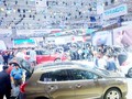 Thị trường ô tô tháng sau luôn cao hơn tháng trước đó trong suốt 11 tháng qua. Trong ảnh là nhiều người tiêu dùng TPHCM đến xem triển lãm ô tô vào tháng 10 qua tại TPHCM - Ảnh: Quốc Hùng