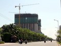 Công trình khách sạn 5 sao JW Marriott do Trung Quốc đầu tư nằm đối diện khu vực sân bay Nước Mặn. Tại đây có hàng trăm lô đất đã được mua theo kiểu ‘thu gom’.