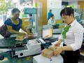 Khách hàng giao dịch tại Vietcombank - ngân hàng có thị phần thẻ ghi nợ nội địa (ATM) lớn nhất tại Việt Nam. Ảnh: UYÊN VIỄN