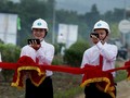 Những cán bộ ngành Giao thông tranh thủ chụp ảnh selfie bằng điện thoại thông minh trong khi đang nâng dải băng đỏ chờ cắt băng khánh thành cao tốc Nội Bài - Lào Cai vào tháng 9/2014.