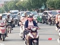 Hôm nay, người dân TP.HCM tiếp tục lưu thông trên đường trong không khí mù mịt