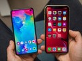 Samsung Galaxy S10e (trái) và iPhone XR (phải) (Ảnh: Phonearena)