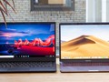 ThinkPad X1 Carbon Gen 8 vs Macbook Pro 13 2020 (Ảnh: Laptop Mag)