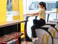 Cửa hàng McDonald thay thế ghế ngồi bằng máy đạp xe giúp khách hàng vừa ăn vừa có thể giảm cân (Ảnh: OC)