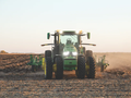 Chiếc máy cày tự động do công ty John Deere sản xuất (Ảnh: The Verge)