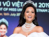 Hoa hậu H’ Hen Niê được tặng vĩnh viễn vương miện tiền tỷ