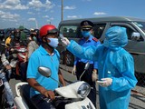 Bến phà quá đông người, không thể cách nhau 2m để phòng dịch COVID-19 ảnh 5 Đồng loạt ra quân ở 62 chốt, trạm kiểm tra chống dịch COVID-19