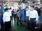 Tạm đình chỉ hoạt động sản xuất Công ty PouYuen Việt Nam vì không đảm bảo phòng, chống COVID-19 ảnh 3 Chủ tịch UBND TP.HCM kiểm tra công tác phòng dịch Khu chế xuất 56.000 công nhân