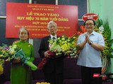 Ra mắt cuốn sách “Nguyễn Đình Hương - Người con của non sông, đất nước” ảnh 10 Trao huy hiệu 70 năm tuổi Đảng cho vợ chồng Đảng viên Nguyễn Đình Hương