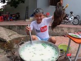 Tung video nấu cháo gà nguyên lông, con trai bà Tân Vlog nhận phạt 7,5 triệu đồng ảnh 1 Nấu cháo gà nguyên lông, con trai bà Tân Vlog bị ném đá dữ dội vì câu view không lành mạnh