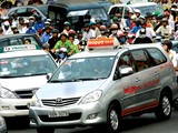 Hiệp hội taxi và Grab lại “đại chiến” chuyện “đeo mào”