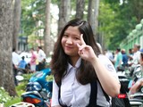 Thí sinh “khóc ròng” với đề thi Toán tuyển sinh vào lớp 10 ảnh 4 Thí sinh ăn mừng “thắng lợi” với đề thi Văn tuyển sinh lớp 10