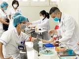 Thiếu máu trầm trọng vì COVID-19, bác sĩ tại Bệnh viện Hữu Nghị hiến máu đột xuất