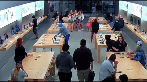 Video: Băng cướp táo tợn lấy đi số lượng iPhone và MacBook trị giá 27.000 USD trong chớp mắt