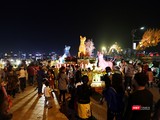 Ảnh: Người dân Đà Nẵng đổ ra đường du xuân đêm 30 Tết