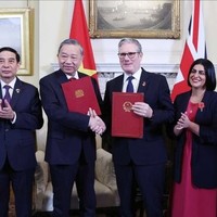 Tổng Bí thư Tô Lâm và Thủ tướng Liên hiệp Vương quốc Anh và Bắc Ireland Keir Starmer trao Tuyên bố chung về nâng cấp quan hệ Việt Nam - Anh lên Đối tác chiến lược toàn diện. Ảnh: Thống Nhất/TTXVN