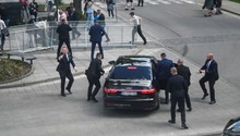 Các nhân viên an ninh di chuyển Thủ tướng Slovakia Robert Fico lên ô tô sau vụ nổ súng, sau cuộc họp của chính phủ Slovakia ở Handlova, Slovakia (Ảnh: Reuters)