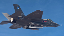 Chiếc máy bay nguyên mẫu F-35 được sơn cờ Mỹ và nhiều quốc gia đồng minh thể hiện họ tham gia vào dự án này, nhưng hiện ngày càng có nhiều nước muốn rời ra. Ảnh: QQnews.