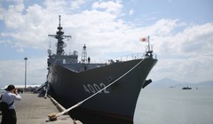 Cận cảnh hạm đổ bộ Shimokita LST 4002 của Nhật Bản tại Đà Nẵng