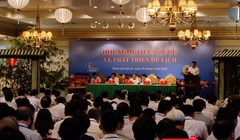 Sáng 9/8, tại Hội An, Thủ tướng Chính phủ Nguyễn Xuân Phúc chủ trì Hội nghị toàn quốc về phát triển du lịch với sự tham dự của lãnh đạo các bộ ngành trung ường và các địa phương nhằm tìm hướng phát triển du lịch trong giai đoạn mới.