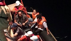 Tàu cứu hộ SAR 274 thuộc Trung tâm cứu nạn hàng hải khu vực 2 vừa đưa thuyền viên người Singapore gặp nạn trên biển về đến bờ và chuyển đến bệnh viện để chữa trị.