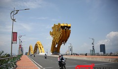 Sau hơn 2 năm "chữa trị", thân cầu Rồng (Đà Nẵng) lại xuất hiện những vết nứt khiến người đi đường quan ngại về khả năng "phát bệnh cũ" của cây cầu danh tiếng này!