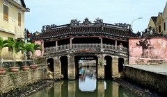 Trước thực trạng xuống cấp của di tích Chùa Cầu (Hội An, Quảng Nam) và đảm bảo an toàn cho du khách, UBND TP Hội An vừa ra thông báo giới hạn số lượng khách mỗi lần đi qua di tích này.