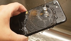 Ngày càng nhiều smartphone kháng nước xuất hiện với cách thức khác nhau