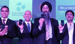 Lãnh đạo DataWind giới thiệu loạt smartphone giá siêu rẻ, miễn phí Internet một năm. Ảnh: BGR.