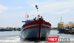 Tàu cá vỏ gỗ mang số hiệu ĐNa 90839TS với công suất gần 1.000CV vừa được ngư dân Đà Nẵng hạ thủy sáng ngày 2/10