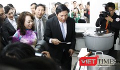 Ông Nguyễn Bá Thanh ăn thử cháo từ thiện tại Bệnh viện Ung thư Đà Nẵng, một trong những công trình mang tâm huyết của ông đối với nhân dân Đà Nẵng và các tỉnh miền Trung