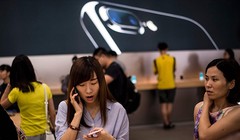 một số công ty tại Trung Quốc đã phát hành một cảnh báo đến nhân viên của mình rằng họ sẽ bị sa thải nếu mua iPhone 7 hoặc iPhone 7 Plus.