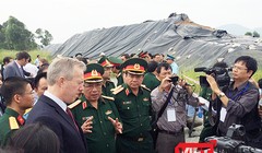 Thứ trưởng Bộ Quốc phòng Việt Nam Thượng tướng Nguyễn Chí Vịnh và Đại sứ Hoa Kỳ tại Việt Nam Ted Osius tại buổi khởi công Giai đoạn 2 xủ lý dioxin tại Sân bay Đà Nẵng