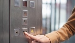 Ấn nút “đóng” không giúp cửa thang máy đóng nhanh hơn (Ảnh: Shutterstock)