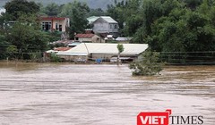 Từ đêm hôm qua đến chiều 2/11, trên địa bàn các huyện miền núi tỉnh Quảng Nam có mưa lớn khiến các thuỷ điện động loạt xả lũ làm nhiều khu vực trên địa bàn tỉnh bị ngập nặng.