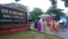 Sáng 14/12, hàng trăm người dân xã Hòa Liên (huyện Hòa Vang, Đà Nẵng) đã kéo đến trước trụ sở Công ty Thép Dana Ý để phản đối vì gây ô nhiễm môi trường