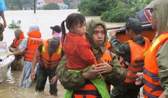 Các tỉnh miền Trung đồng loạt có văn bản xin cứu trợ khẩn cấp gần 4.000 tấn gạo cứu đói, hàng trăm tỷ đồng để khắc phục, cùng thuốc men, nhu yếu phẩm (ảnh Tiến Sỹ, Binh Dinh Online)