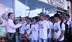 Ngày 17/1, tại Sân bay quốc tế Soekarno Hatta (Indonesia), 70 ngư dân trong tổng số 165 ngư dân Việt Nam bị bắt giữ do vi phạm vùng biển của Indonesia trong khi đánh bắt hải sản đã được trao trả về nước ăn Tết Đinh Dậu