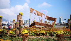 Sau chuỗi ngày mưa thất thường, ngày 27/1 (30 tháng Chạp), Đà Nẵng bừng nắng khiến cả TP trở nên rực rỡ bởi đèn trang trí và cờ hoa.