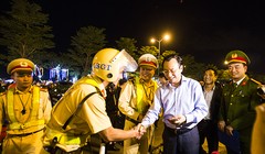 Bí thư Thành ủy Đà Nẵng đã đến thăm, động viên và lì xì cho lực lượng CSGT, CSTT làm việc tại điểm nút giao thông phía Tây cầu Rồng vào đêm 30 Tết Đinh Dậu