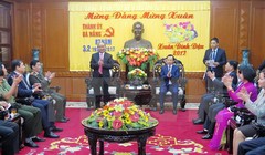 Sáng 28/1, tức Mùng 1 Tết Đinh Dậu, Thủ tướng Chính phủ Nguyễn Xuân Phúc đã đến thăm và chúc Tết Đảng bộ, chính quyền và nhân dân Đà Nẵng (Ảnh: Văn Sơn/TTXVN)