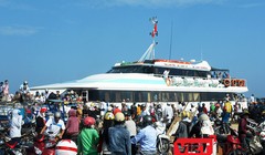 Chỉ trong 2 ngày, Mùng 3 và Mùng 4 Tết nguyên đán Đinh Dậu, đã có hơn 4 ngàn khách du lịch từ đất liền du xuân thăm quan đảo Lý Sơn.