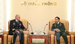 Trung tướng Phan Văn Giang, Tổng Tham mưu trưởng, Thứ trưởng Bộ Quốc phòng tiếp Đại tướng Robert Brown, Tư lệnh Lục quân Thái Bình Dương Hoa Kỳ. (Ảnh: Hồng Pha/TTXVN phát)