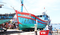 Tàu cá ĐNa 90152 được trục vớt sau khi được lai dắt về Đà Nẵng