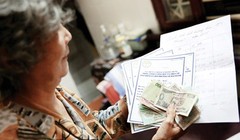 Nếu được thông qua, mức lương hưu, trợ cấp bảo hiểm xã hội và trợ cấp hằng tháng đối với các đối tượng đang hưởng lương hưu, trợ cấp bảo hiểm xã hội và trợ cấp hằng tháng sẽ được tăng thêm 7,4% từ ngày 1/7/2017