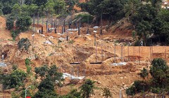 Mặc dù chưa có giấy phép, nhưng chủ đầu tư vẫn cho tiến hành thi công móng và lắp dựng cột của 40 khối nhà biệt thự tại đây