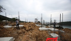 Thường vụ Thành ủy Đà Nẵng vừa có Thông báo yêu cầu chủ đầu tư dự án Khu du lịch sinh thái biển Tiên Sa dừng ngay việc thi công; xử lý, tháo dỡ các hạng mục công trình xây dựng không phép đã thi công trên núi Sơn Trà.