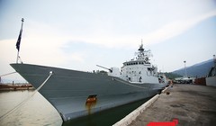 Chiến hạm HMZNS Te Kaha, hô hiệu F77 của Hải quân New Zealand tại Cảng Tiên Sa (Đà Nẵng)