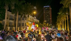 Tối ngày 4/5, Lễ hội đường phố Đà Nẵng-hoạt động đồng hành lớn thứ hai trong khuôn khổ Lễ hội pháo hoa Đà Nẵng DIFF 2017 đã sẵn sàng bằng đêm tổng duyệt tưng bừng đầy hứng khởi với những màn biểu diễn nghệ thuật hoạt náo, những xe hoa trang trí rực rỡ.